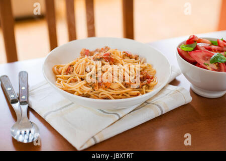 Spaghetti à la sauce tomate et au thon sur table en bois Banque D'Images