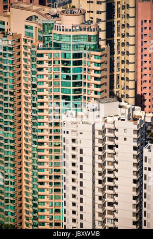 Vue verticale de la tour de nombreux appartements à Hong Kong, Chine. Banque D'Images