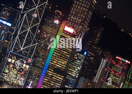 Vue horizontale de l'emblématique gratte-ciel illuminés de nuit à Hong Kong, Chine. Banque D'Images