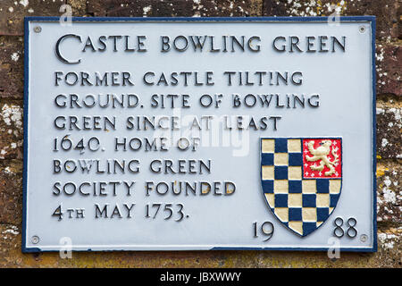 Une plaque au Château Bowling Green à Lewes, détaillant l'histoire de la vue. Banque D'Images