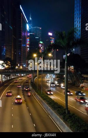 Paysage urbain Vertical Vue de nuit à Gloucester Road à Hong Kong, Chine. Banque D'Images