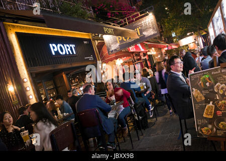 Vue horizontale de personnes sur Knutsford Terrace à Hong Kong la nuit, la Chine. Banque D'Images