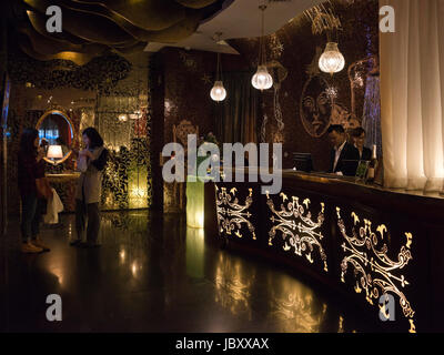 Vue horizontale d'un élégant hall d'un hôtel de Hong Kong, Chine. Banque D'Images