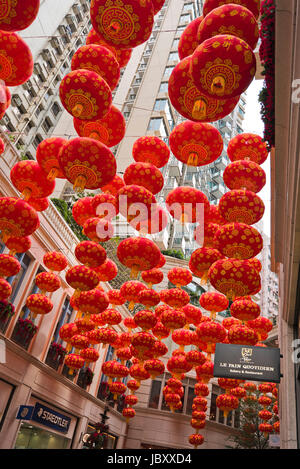 Vue verticale de décorations du Nouvel An chinois de raccrocher à la Lee Tung Street Projet de renouvellement urbain à Hong Kong, Chine. Banque D'Images