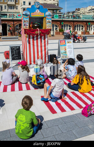 BRIGHTON, UK - 31 MAI 2017 : un groupe d'enfants regardant un Punch and Judy traditionnel spectacle de marionnettes sur le front de mer de Brighton, UK, le 31 mai 2017. Banque D'Images