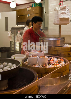 Vue verticale d'une cuisine de restaurant dim sum à Hong Kong, Chine. Banque D'Images