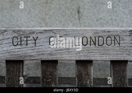 Ville de London gravée sur un banc Banque D'Images