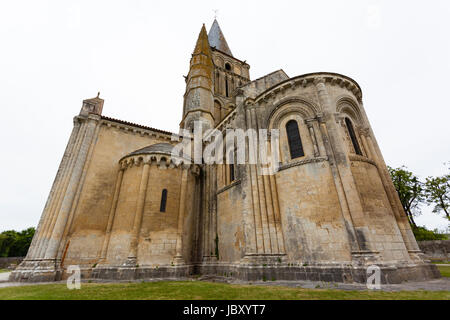 Chevet de l'église d'Aulnay de Saintonge en Charente Maritime région de France Banque D'Images
