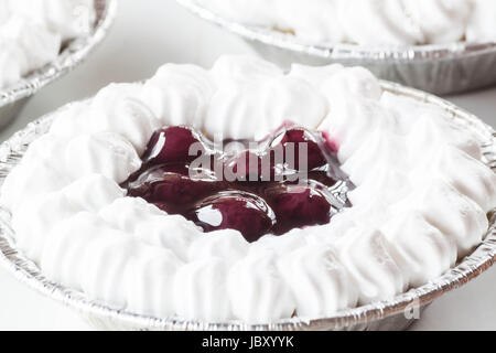 De Cupcake cheesecake surmontée de myrtilles et crème fouettée Banque D'Images