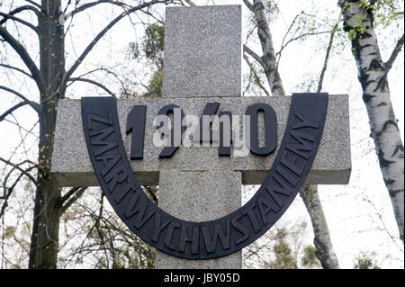 Monument dédié aux victimes du massacre de Katyn en 1940. Cimetière militaire de Powazki (Cmentarz Wojskowy na Powazkach) à Varsovie, Pologne, 5 avril Banque D'Images