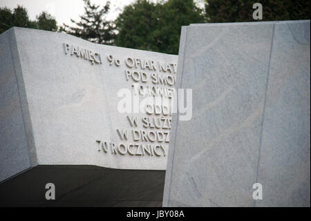 Monument aux 96 personnes qui sont mortes dans la région de Smolensk crash d'avion en 2010. Cimetière militaire de Powazki (Cmentarz Wojskowy na Powazkach) à Varsovie, Pologne, 5 avril Banque D'Images