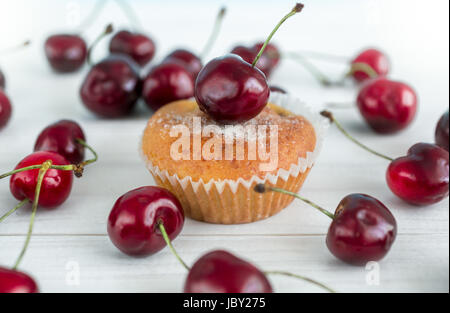 Photo gros plan de l'un des muffins aux cerises sur fond blanc Banque D'Images