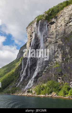 La cascade des sept Sœurs situé le long de la Geirangerfjorden en Norvège Banque D'Images