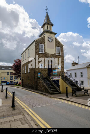 Tenby, Pembrokeshire, High Street Hôtel de Ville montrant avec horloge et spire Banque D'Images