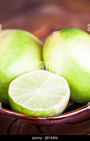Close up fresh citrus limetta wholes et slice Banque D'Images