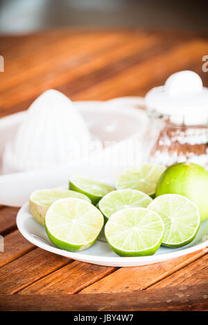 Fresh citrus limetta wholes et tranche avec l'outil main squash Banque D'Images