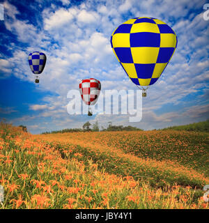 Hot Air Balloon avec green field and blue sky pour adv ou autres fins utiliser Banque D'Images