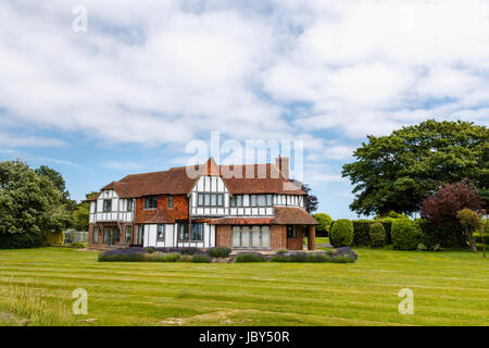 Grande propriété à colombages sur la côte sud, en bord de Bosham, un village côtier de Chichester Harbour près de Chichester, Sussex de l'ouest du sud de l'Angleterre, Royaume-Uni Banque D'Images