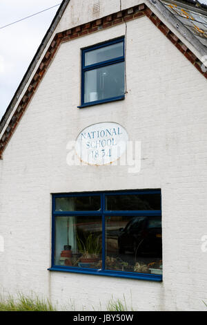 Bâtiment de l'école nationale de 1834, plaque commémorative, Bosham, un village côtier sur la côte sud près de Chichester, West Sussex, dans le sud de l'Angleterre, Royaume-Uni Banque D'Images