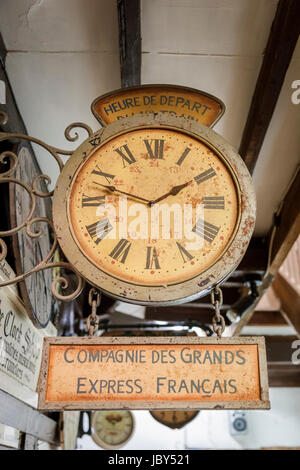 La gare française de rouille Antique Clock & plaque ronde analogique, horloge, romains, une pièce de collection et de décoration vintage Banque D'Images