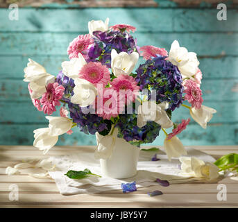 Bouquet de fleurs dont les tulipes, gerberas, hydrangea. Banque D'Images