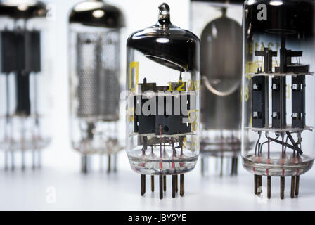 Un groupe de tubes à vide vintage datant des années 50. Banque D'Images