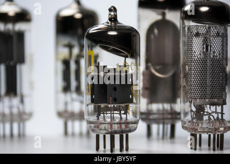 Un groupe de tubes à vide vintage datant des années 50. Banque D'Images
