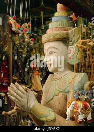 Close up of ornate traditionnel birman fait-main marionnette chaîne accroché dans une boutique de souvenirs, le Myanmar (Birmanie) Banque D'Images