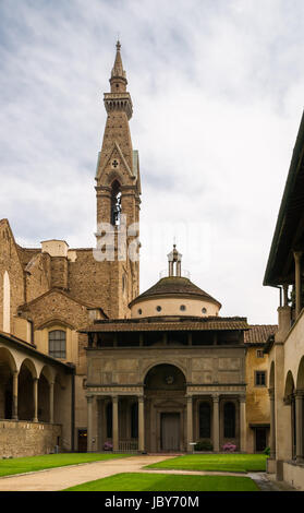 Vue de la chapelle Pazzi à Florence et la tour du premier cloître lors d'une journée ensoleillée Banque D'Images