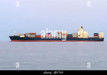 Vue d'un cargo transportant un grand nombre de conteneurs pour le transport, logistique dans le port de Limassol à Chypre. Banque D'Images