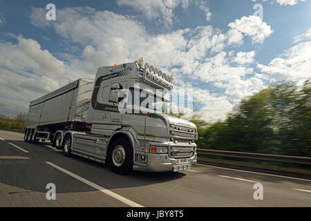 Atkinson's Scania benne vrac fonctionnant en descente sur l'A1 par temps ensoleillé sous un ciel nuageux. Banque D'Images