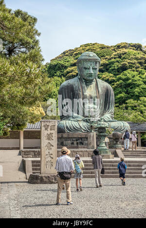 Touristes en face du Grand Bouddha, Daibutsu, une statue de bronze extérieure monumentale du Bouddha Amida au temple Kōtoku-in Banque D'Images