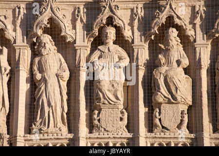 Les figures sur la porte ouest de la cathédrale d'Exeter, Exeter, Devon, Angleterre, Royaume-Uni, Europe Banque D'Images