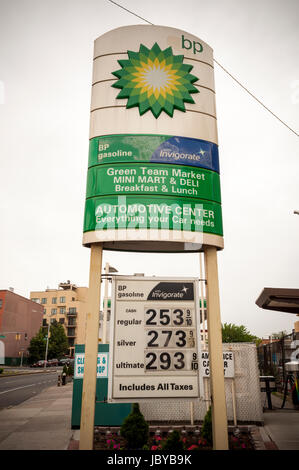 Une station essence BP dans le quartier de Greenpoint Brooklyn à New York, le dimanche 4 juin, 2017. Les conducteurs ont connu une baisse du prix du gaz, mais l'OPEP a étendu des réductions de production de pétrole brut mortelle des prix. (© Richard B. Levine) Banque D'Images