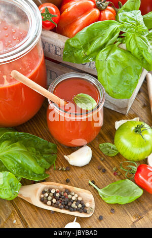 Hausgemachte Tomatensauce mit frischen Tomaten und Kraeutern Banque D'Images