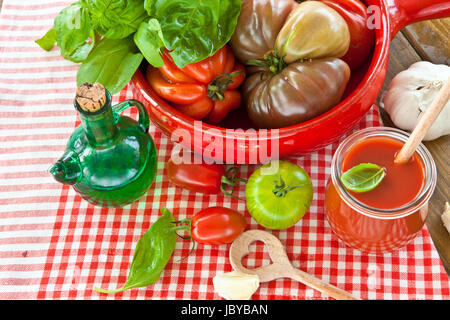 Hausgemachte Tomatensauce mit frischen Tomaten und Kraeutern Banque D'Images