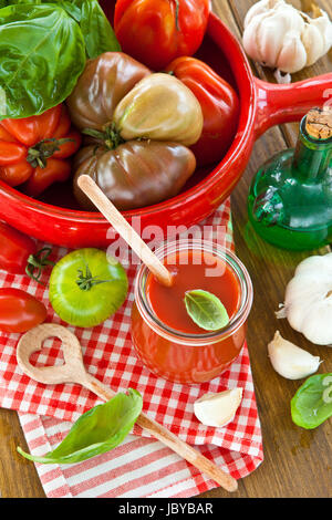 Hausgemachte Tomatensauce mit frischen Tomaten und Kraeutern Banque D'Images