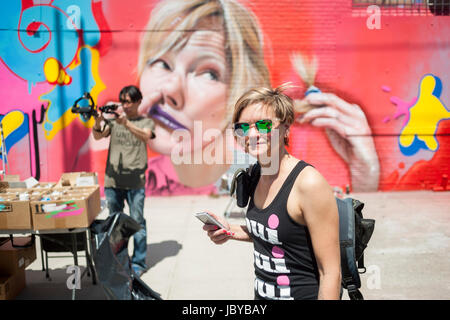 Des milliers verser dans Bushwick, Brooklyn à New York pour l'assemblée annuelle Collective Bushwick Block Party le samedi 3 juin 2017. La musique et faire la fête a certains mais la véritable attraction est le nouveau 'des peintures murales réalisées par des artistes graffiti qui ornent les murs des bâtiments que la convention collective. (© Richard B. Levine) Banque D'Images