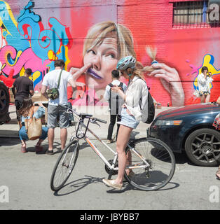 Des milliers verser dans Bushwick, Brooklyn à New York pour l'assemblée annuelle Collective Bushwick Block Party le samedi 3 juin 2017. La musique et faire la fête a certains mais la véritable attraction est le nouveau 'des peintures murales réalisées par des artistes graffiti qui ornent les murs des bâtiments que la convention collective. (© Richard B. Levine) Banque D'Images