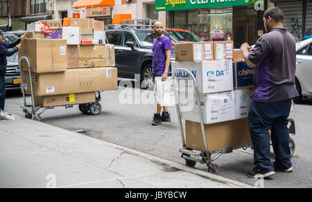 Les travailleurs de FedEx à New York trient les paquets pour la livraison le jeudi, Juin 8, 2017. (© Richard B. Levine) Banque D'Images