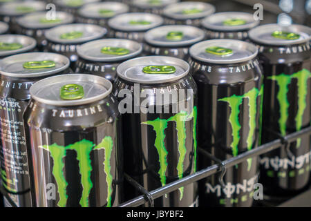 Monster Energy de la marque des boissons dans un supermarché de New York, le jeudi 8 juin, 2017. Actions de la Monster Beverage Company ont augmenté de 11 % en mai après son premier-trimestre complété aux attentes des analystes. (© Richard B. Levine) Banque D'Images