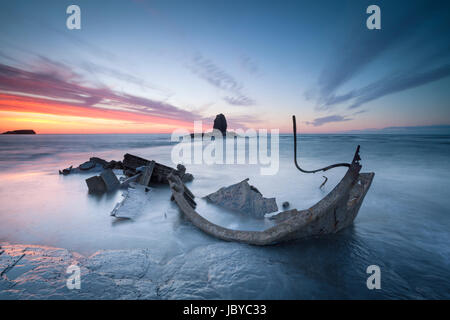 Coucher du soleil à Saltwick Bay avec l'amiral dans le naufrage et foregraound Nab noir en arrière-plan. L'une des plus belles North Yorkshire Coasta Banque D'Images