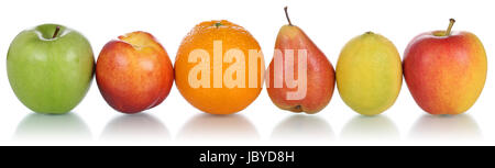 Früchte wie Apfel, Orange, Birne und Zitrone in einer Reihe freigestellt vor einem weissen Hintergrund Banque D'Images