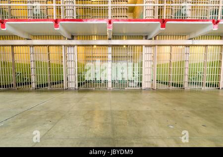Toilettes Et Lavabo A L Interieur D Une Cellule Dans Une Prison De La Stasi Photo Stock Alamy Toilettes Et Lavabo A L Interieur D Une Cellule Dans Une Prison De La Stasi Photo Stock Alamy