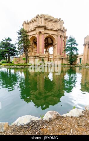 Vue de la coupole rotonde du Palais des Beaux Arts à San Francisco, Californie, États-Unis d'Amérique. Une colonnade Grecque romaine architecture avec statues et sculptures autour d'un lagon. Banque D'Images