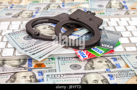 Moscou, Russie - le 11 janvier 2017 : menottes en acier et les cartes de crédit se trouvant sur l'arrière-plan de dollars américains Banque D'Images