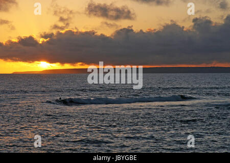 Golden coucher de soleil sur la mer à Cornwall Porthleven Banque D'Images