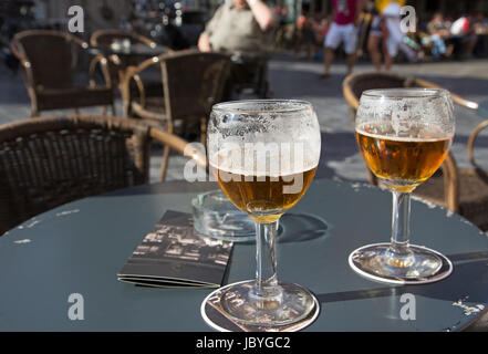 Vue rapprochée de deux verres de bière belge debout sur la table on pub jardin avant. Toutes les marques potentiels sont enlevés. Banque D'Images