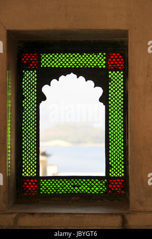 Fenêtre balcon arqué encadrées de couleur vert et rouge au verre City Palace, Udaipur, Rajasthan, Inde, Asie Banque D'Images