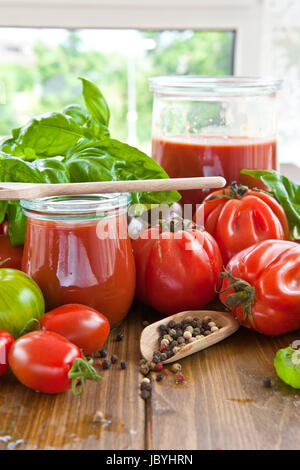 Hausgemachte Tomatensauce mit frischen Tomaten und Kraeutern Banque D'Images